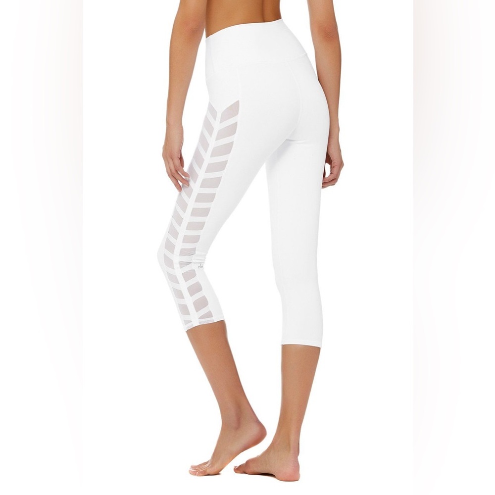 NWT ALO Yoga Chevron Capri Legging in White - Small, Medium